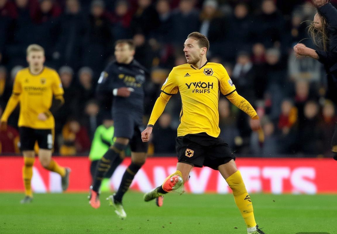 切尔西凯塞多禁赛影响中场，英超积分榜争冠保级白热化，狼队保级压力加剧，冬季转会窗或成关键